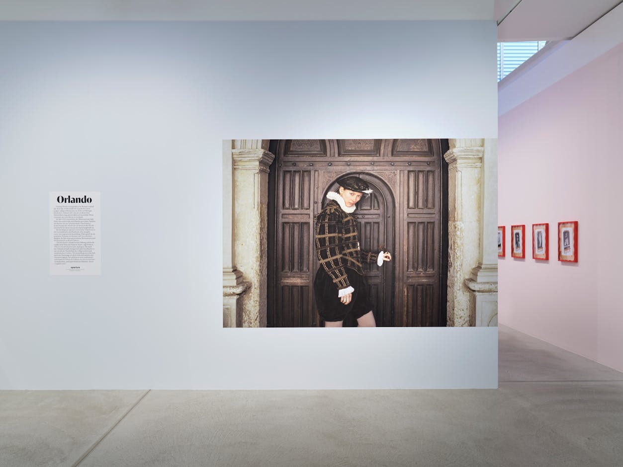 <div>Installationsansicht <em>Orlando – Nach einem Roman von Virginia Woolf</em>, Fotomuseum Winterthur © Fotomuseum Winterthur / Conradin Frei</div>
