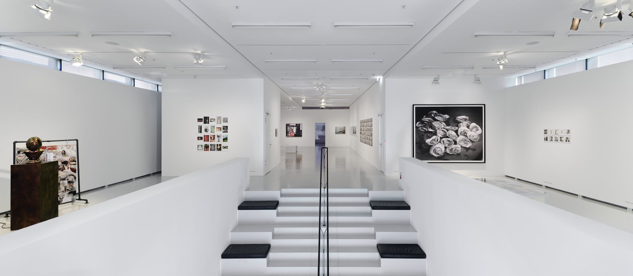 <div>Installationsansicht <em>Der Sammlung zugeneigt – Konstellation 2</em> © Kunststiftung DZ Bank / Norbert Miguletz</div>