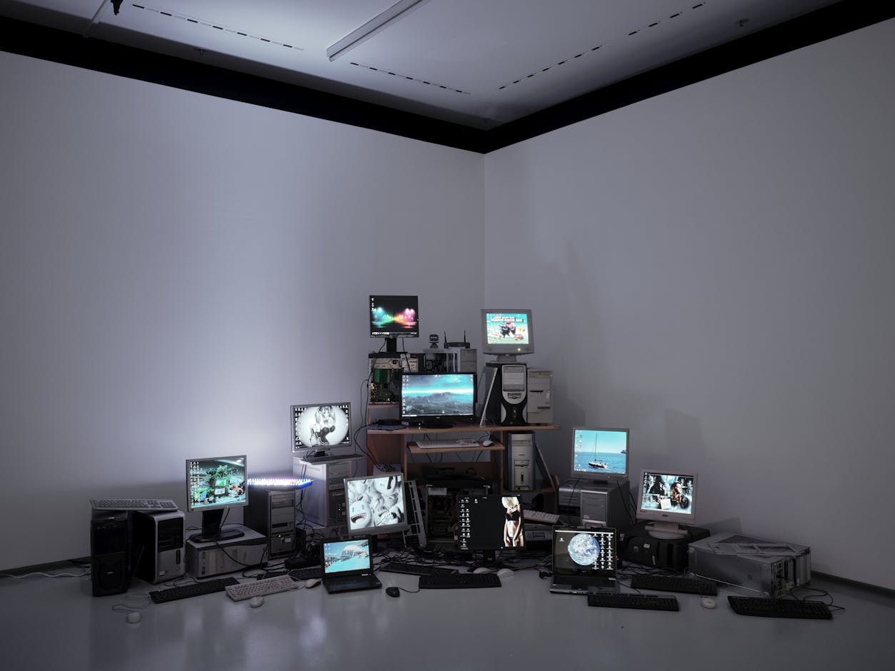<div>Installationsansicht <em>Der Sammlung zugeneigt – Konstellation 2</em> © Kunststiftung DZ Bank / Norbert Miguletz</div>